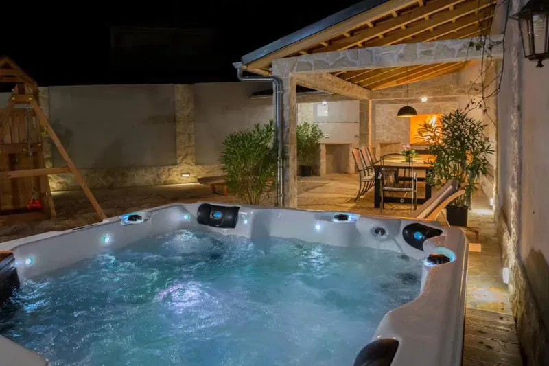 Elegantna vila s bazenom, jacuzzijem i panoramskim pogledom – prvi red do mora, centar mjesta! – 3