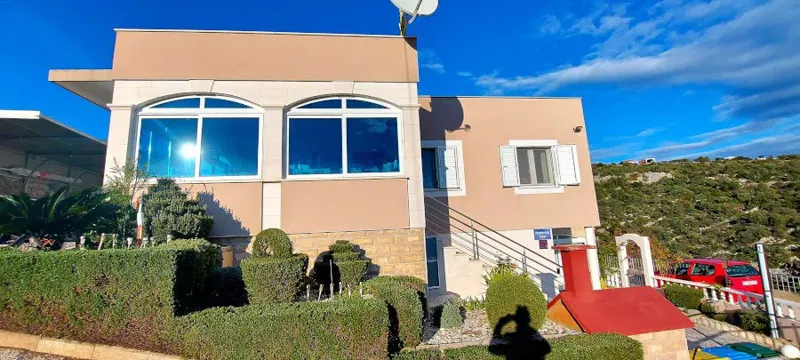 Na prodaju: Kuća na osami s 4 apartmana i uređenom okućnicom – Rogoznica, savršeno za turizam! – 3