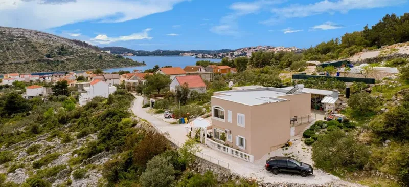 Na prodaju: Kuća na osami s 4 apartmana i uređenom okućnicom – Rogoznica, savršeno za turizam! – 2