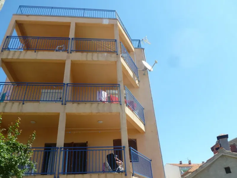 Primošten – kuća 585 m² s 10 apartmana, centar & more – Nekretnine Auxilium – 2
