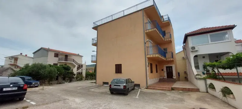 Primošten – kuća 585 m² s 10 apartmana, centar & more – Nekretnine Auxilium – 3