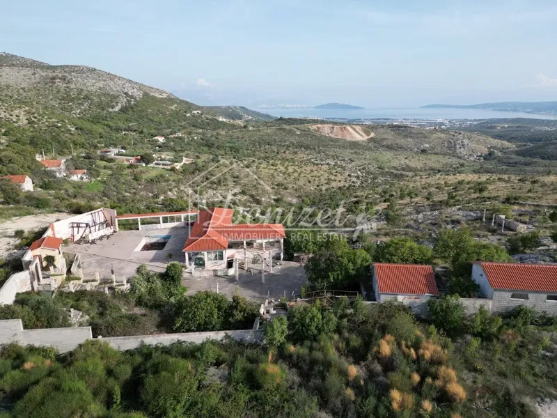 Trogir, Plano, Building land of 9583 m2 with a commercial building – 2