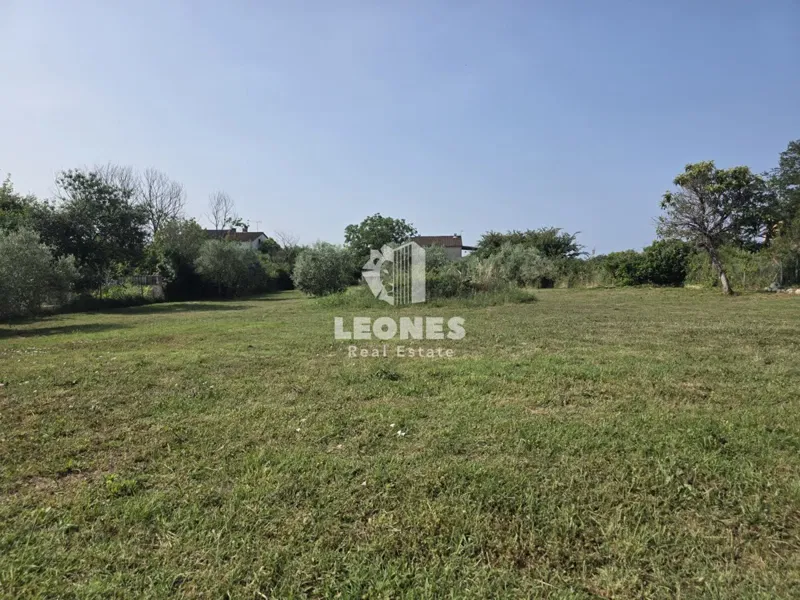Building land with a project to build six residential units near Umag – 2
