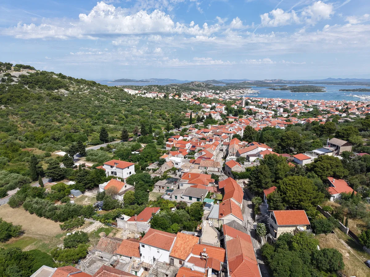 Prekrasne kamene kuće u starom dijelu Murtera sa pogledom na more i parkingom