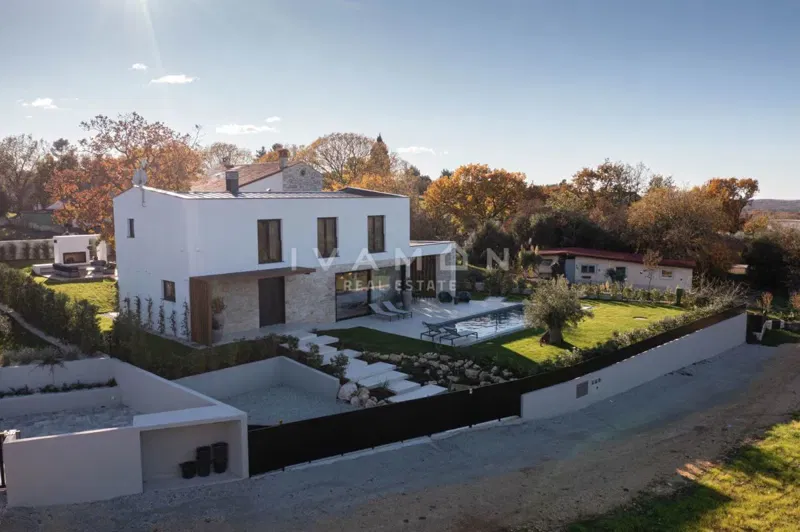 Designer-furnished villa with pool, just 4 km from the sea – 2