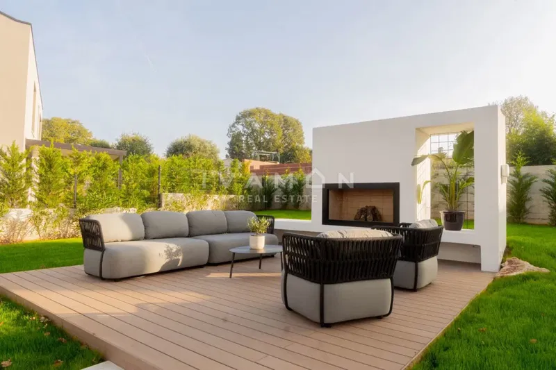 Designer-furnished villa with pool, just 4 km from the sea – 3