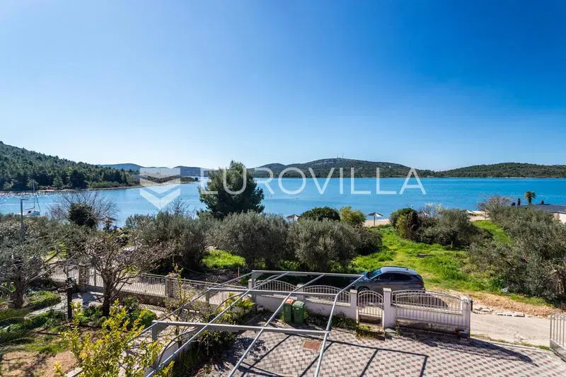 Pirovac, apartmanska kuća prvi red uz more