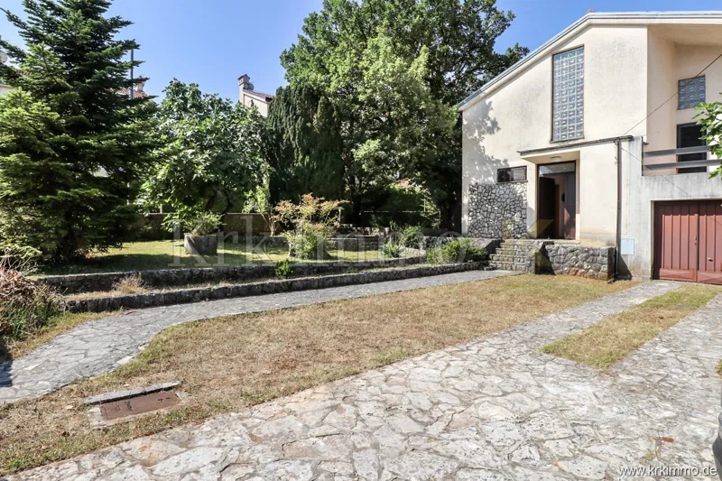 Samostojeća kuća s okućnicom u centru Malinske! PRODAJA – 2