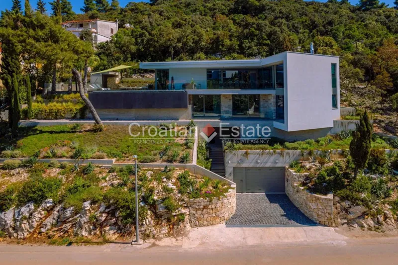 Tengerparti villa medencével, új építésű, eladó – 2