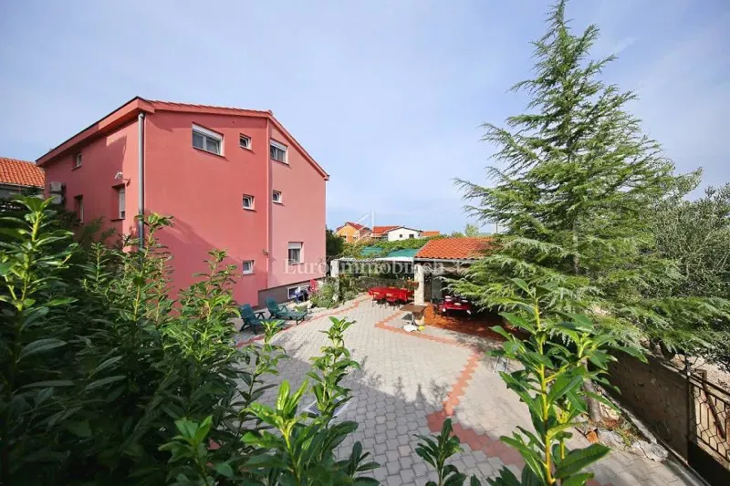 Pirovac - apartmanska kuća blizu mora