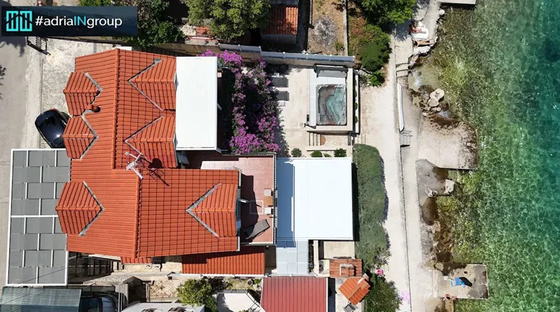 Dom, PIERWSZA LINIA BRZEGU MORZA (3 mieszkania) – SEGET VRANJICA / wideo / czytaj opis – 2