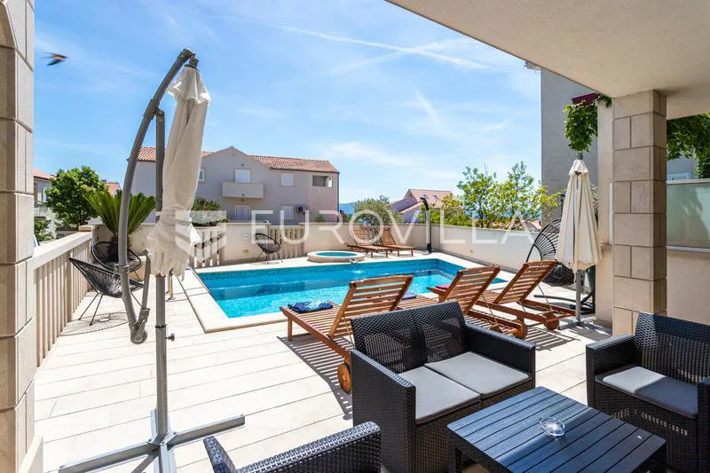 Brač, Bol, manji obiteljski hotel s restoranom, 1.000 m²