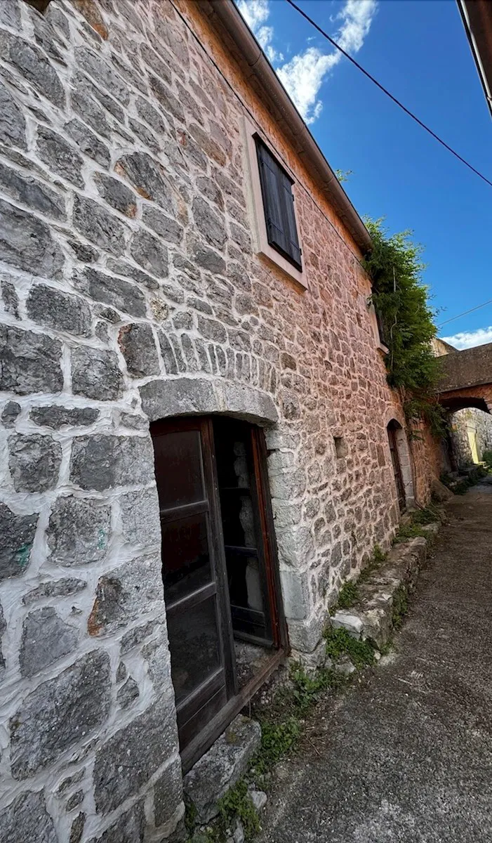 Kamena kuća na Hvaru, Dol – renovacija s vrtom i zemljištem, otok Hvar