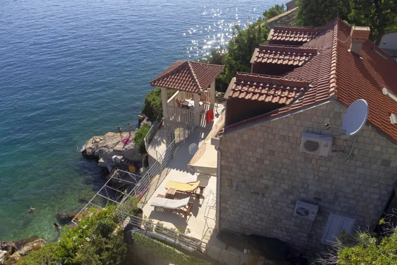 Casa in pietra in prima fila sul mare – 2