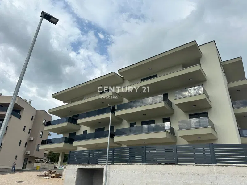 POREČ, APARTMENT WITH THREE BEDROOMS FOR SALE ON THE SECOND FLOOR, SEA VIEW, 1500 M FROM THE SEA – 2