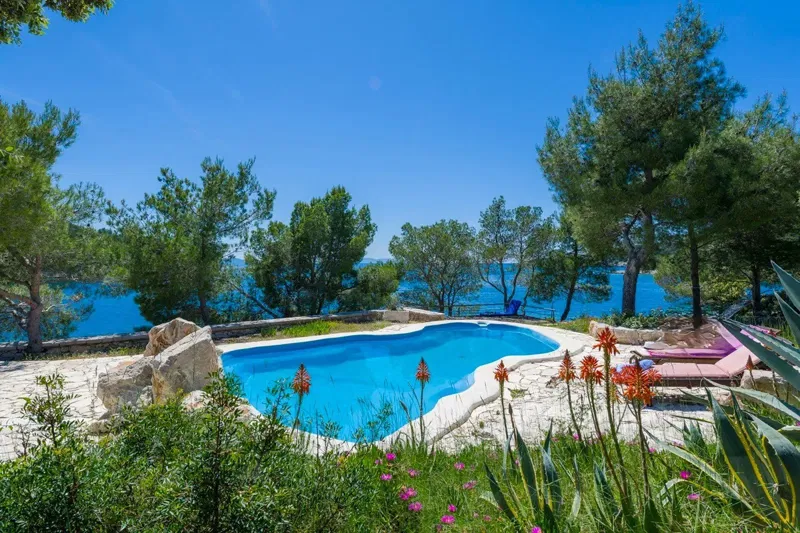 Una proprietà attraente in una posizione unica in riva al mare – 3