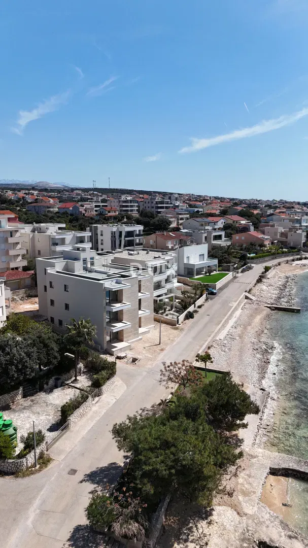 PAG, MANDRE - új épület tengerre néző kilátással, 10 méterre a tengerparttól, terasszal, parkolóval – 3