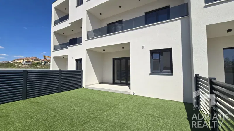 Vodice, appartamento su due livelli con giardino e 2 posti auto – 2