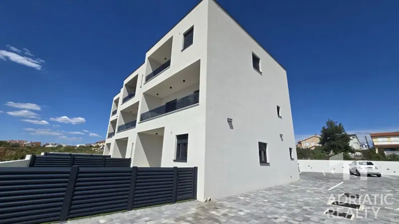 Vodice, appartamento su due livelli con giardino e 2 posti auto – 3