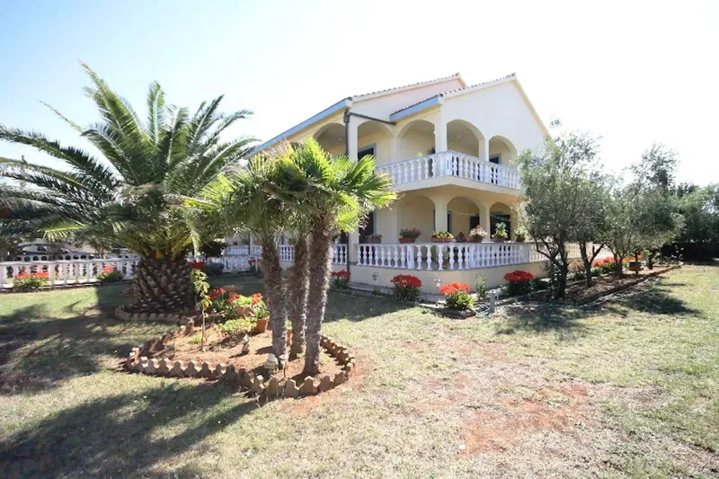 Family house in a great location, just 150 meters from the sea and the beach! – 2