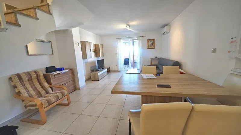 Njivice, casa bifamiliare con due unità abitative vicino al mare! – 2