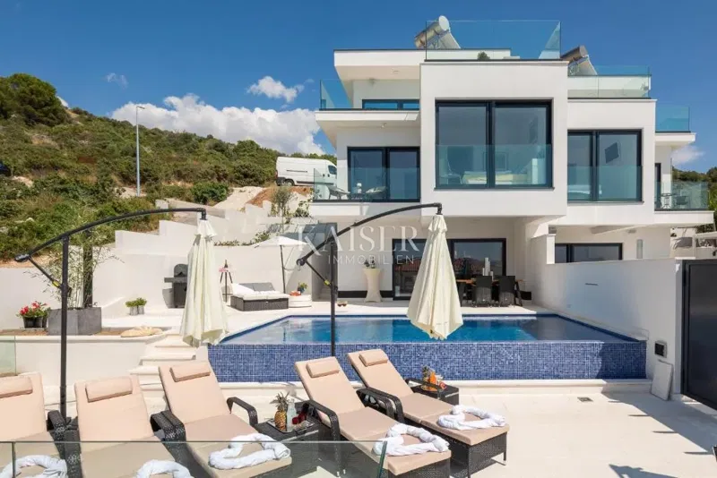 Villa Rogoznica, 300m2 – 2