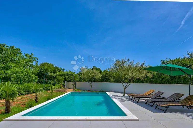 ISTRIA - Zona di Pola: Casa ristrutturata con piscina nel tranquillo villaggio di Krnica – 2