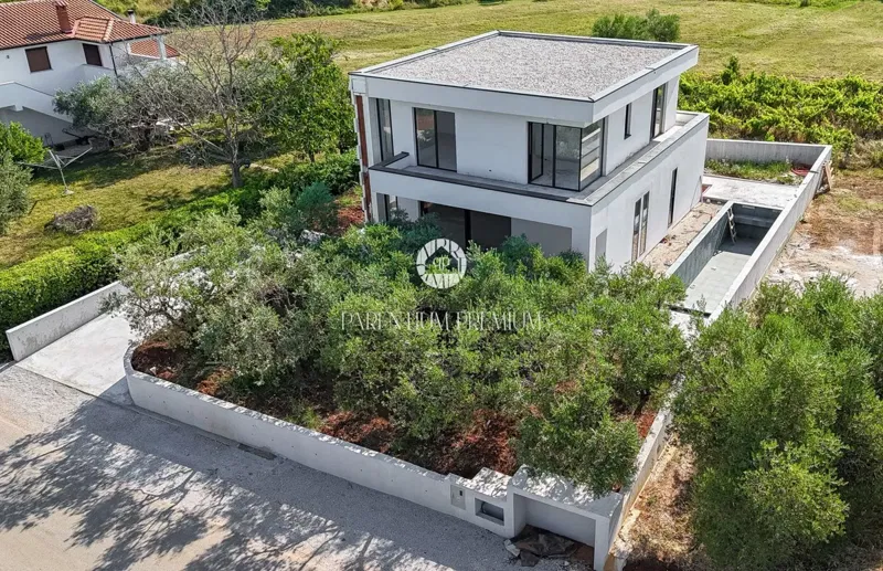 Casa moderna con piscina e finiture di alta qualità – 2