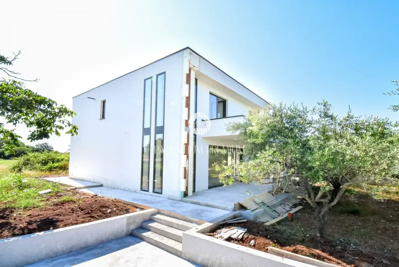Casa moderna con piscina e finiture di alta qualità – 3