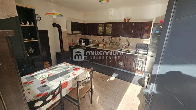 Novi Vinodolski, 130m2, 3 stambene jedinice – 2