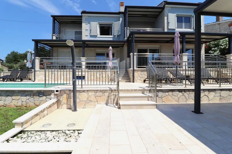 Poreč, Surroundings: Rare Find! Home for Living and Investment – 2