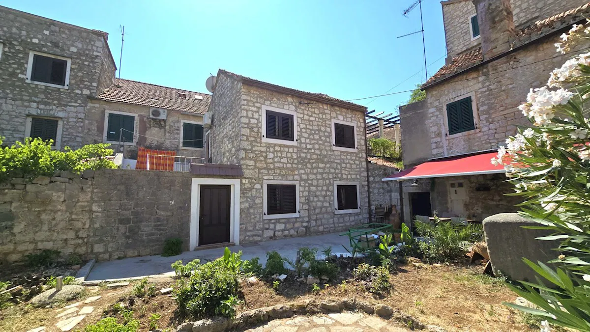 Hvar, Stari Grad - renovirana kamena kuća s dvorom na fantastičnoj lokaciji