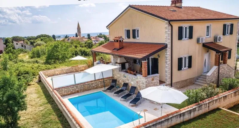 Istra,  dvojna kuća s bazenom i pogledom na more, 400 m od plaže