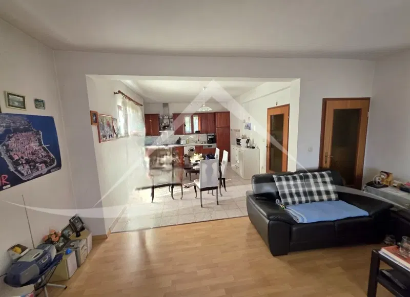 EKSKLUZIVNA PRODAJA!! Samostojeća apartmanska, kuća s okućnicom i otvorenim, panoramskim pogledom na more
