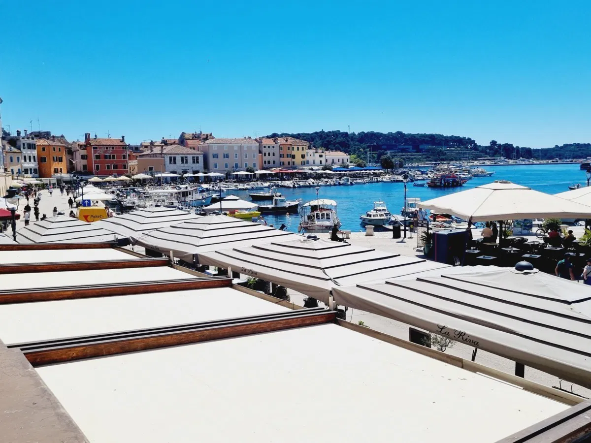 ESCLUSIVO!!! Un appartamento unico con vista sul mare e sul porto turistico nel cuore di Rovigno.