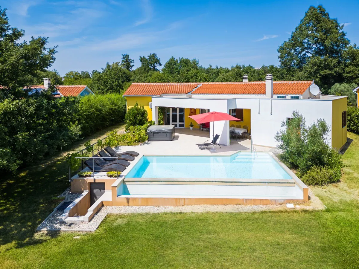 Bellissima casa a un piano con piscina vicino a Svetvinčenat
