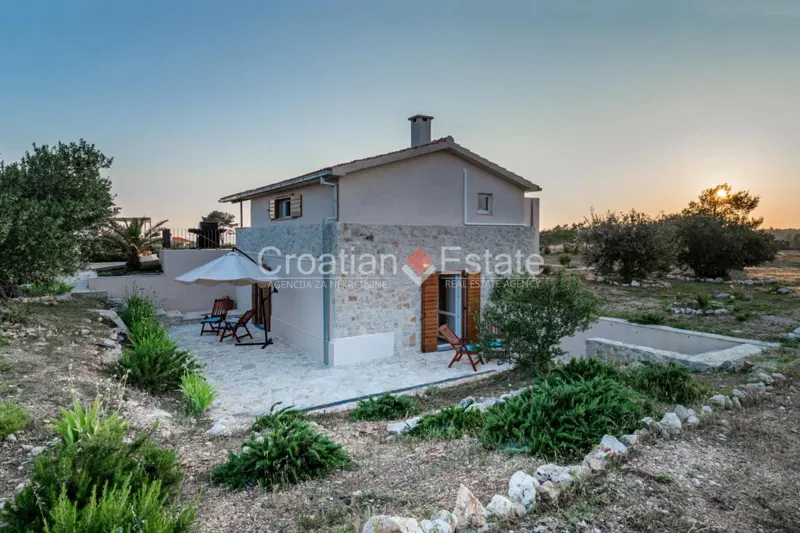 Sutivan – Villa unica con piscina e vista aperta sul mare, in vendita – 2