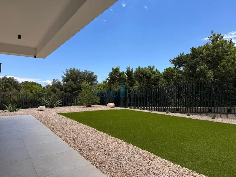 Isola di Krk, Città di Krk, Appartamento bilocale di 65 m2 con terrazza coperta di 20 m2 e giardino di 150 m2, in vendita – 2