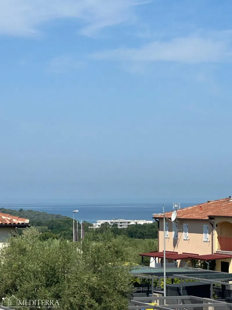Stan sa krovnom terasom i pogledom na more, Vabriga, Istra