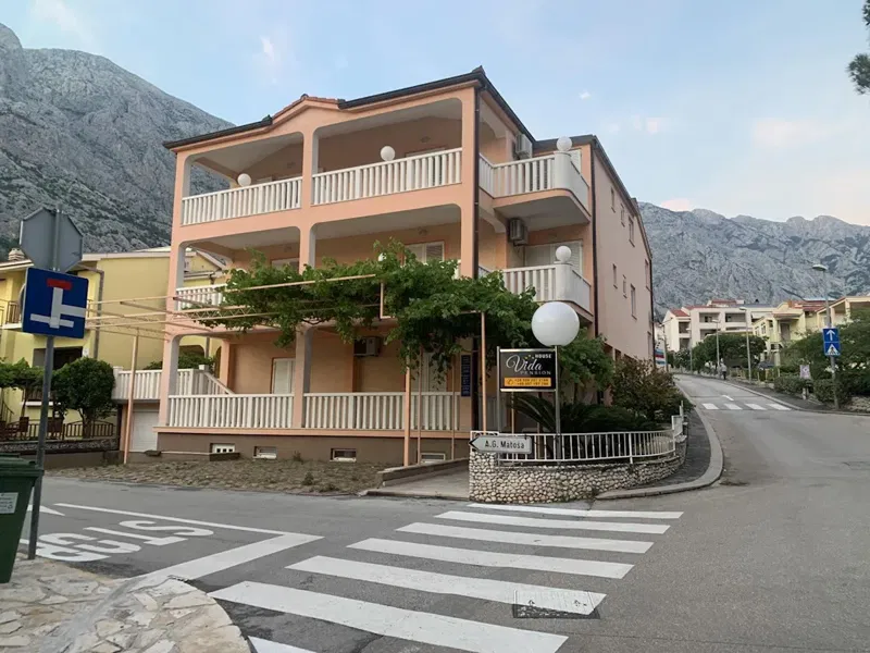 Velika kuća s 10 apartmana, 40 m od mora, Baška Voda, 600 m² (prodaja)