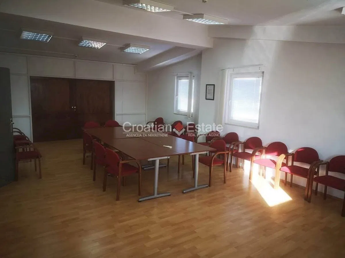 Solin, centar – Uredski prostor u poslovnoj zgradi, za najam