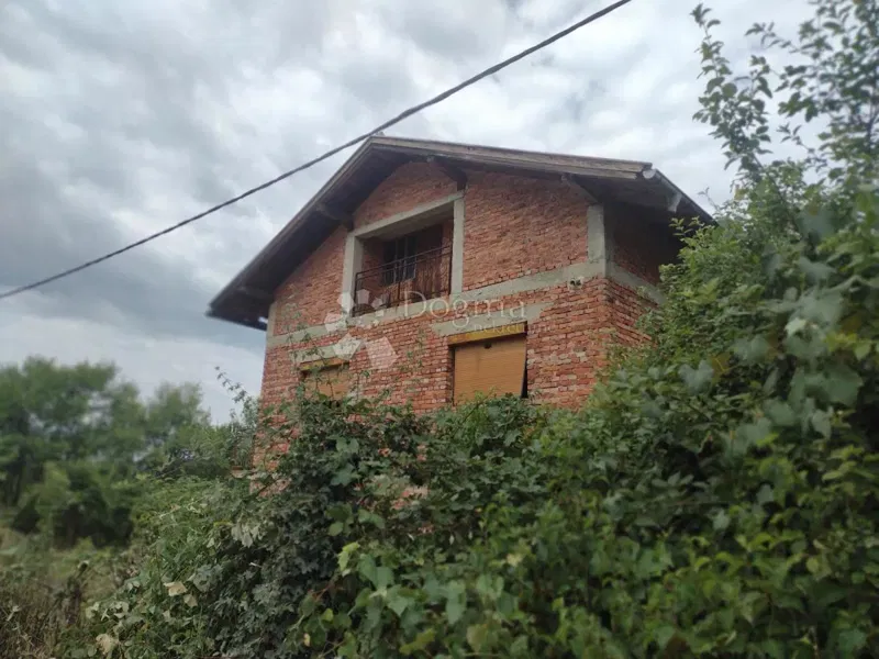 Legalizirana kuća za adaptaciju s velikom okućnicom
