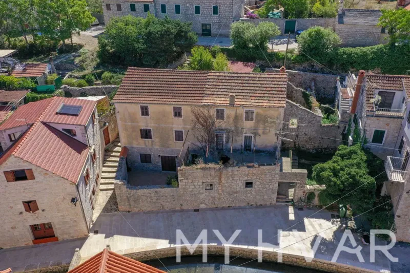 Kamena kuća u centru Vrboske