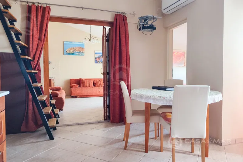 Dva apartmana s galerijama, 100m od mora – 2