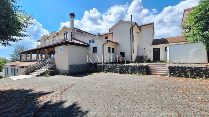 Matulji, Šapjane, commercial building on 3 floors, outdoor parking, 780 m2 of usable space – 2