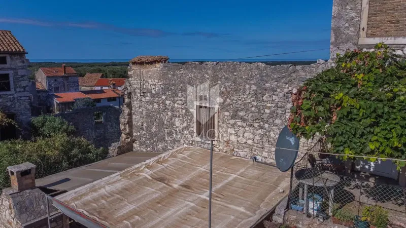 Istria, Brtonigla, house for adaptation in a quiet street! – 2