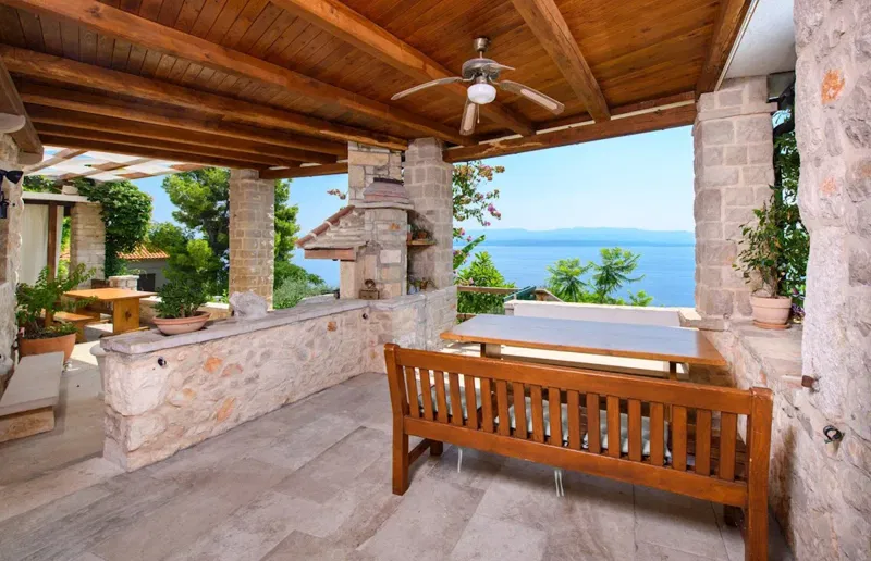 Kuća s apartmanima, 302 m², južna strana Brača, Murvica, 200 m od plaže (prodaja)