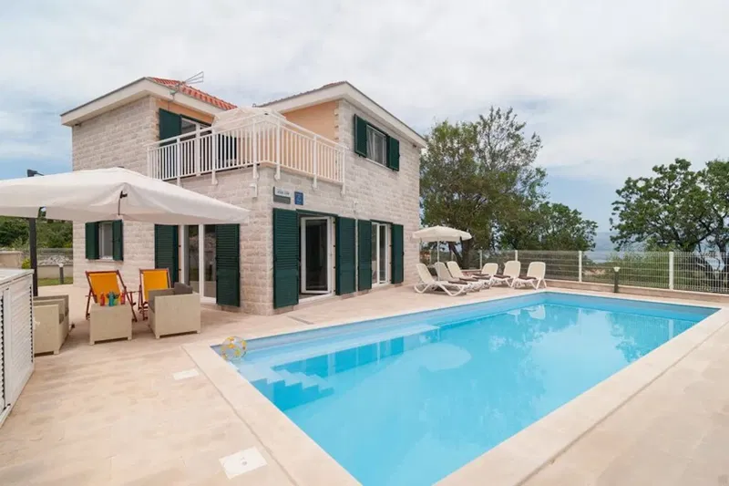 Vila s bazenom i 4* kategorizacijom, Škrip, Brač, 135 m² + 100 m² terasa (prodaja)