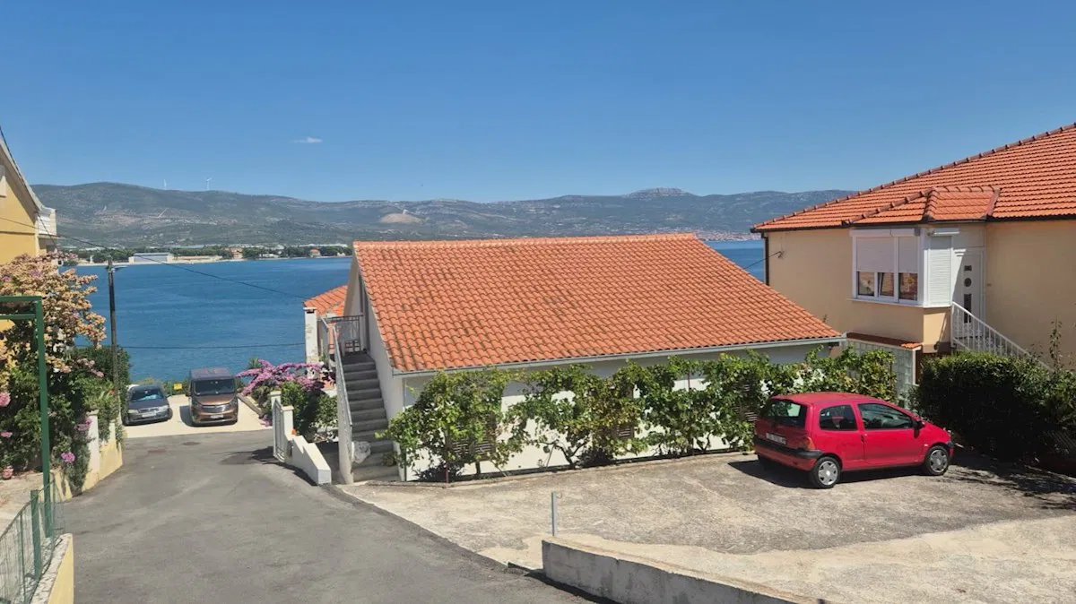 Kuća uz more na prodaju, Arbanija (Trogir), 120 m², parcela 660 m² (prodaja)