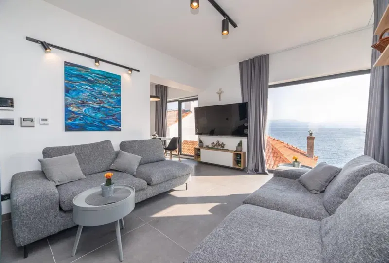 Ekskluzivna apartmanska vila, 6 apartmana + pomoćni objekt, 2. red do mora, Brač (prodaja)